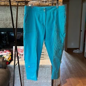 Ladies capris sz 16 in medium turquoise color. Cargo pockets